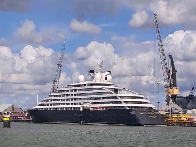 Cruiseschip ms Scenic Eclipse van Scenic Cruises aan de Cruise Terminal Rotterdam